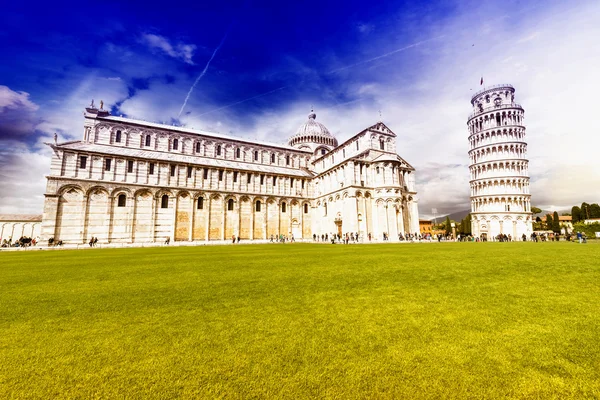 Placu Piazza dei miracoli w Pizie. — Zdjęcie stockowe