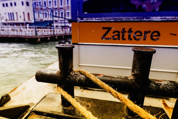 Pollare på färjan stopp i Venedig — Stockfoto
