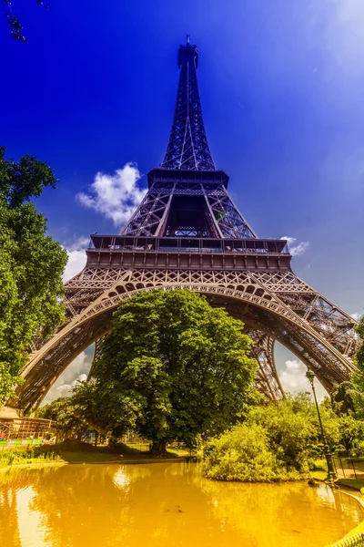 El pequeño lago bajo la Torre Eiffel — Foto de Stock