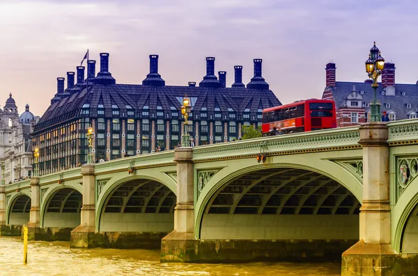 Westminster Köprüsü'nde kırmızı doubledecker otobüs — Stok fotoğraf