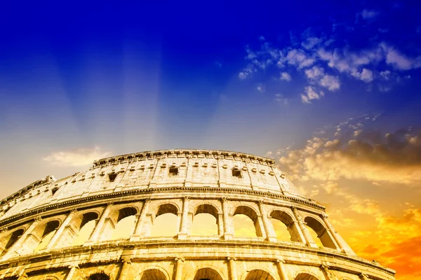 Piękne niebo nad Koloseum w Rzymie — Zdjęcie stockowe