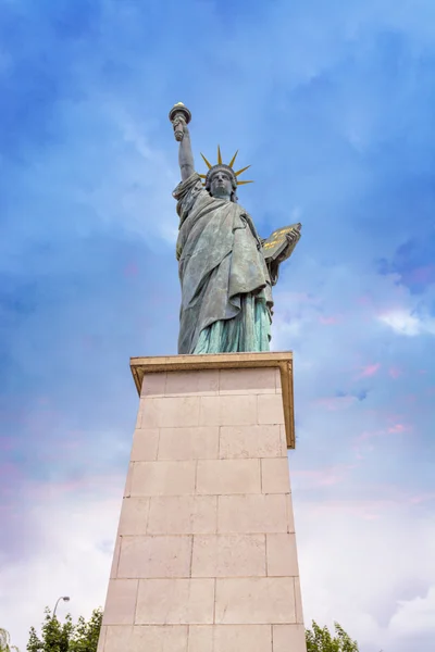 Die Freiheitsstatue in Paris — Stockfoto