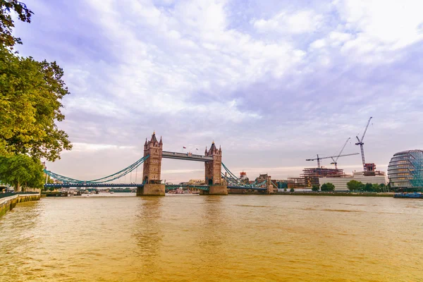 Vista del puente de Londres desde el Támesis — Foto de Stock