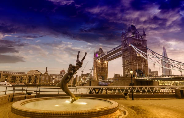 Puente de Londres vista desde el muelle de St. Katherins — Foto de Stock