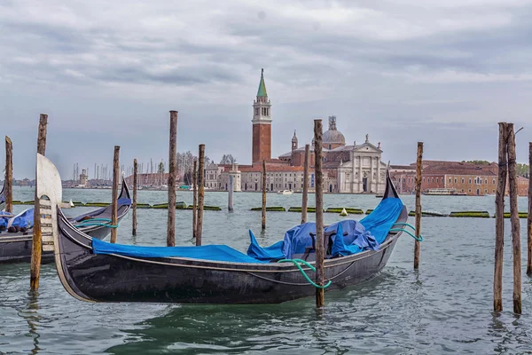 Gondel auf Hintergrund St. Georgskirche in Venedig — Stockfoto