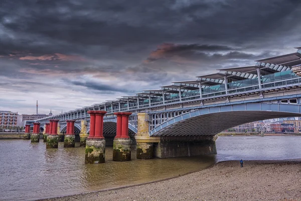 Southwark bridge i london — Stockfoto