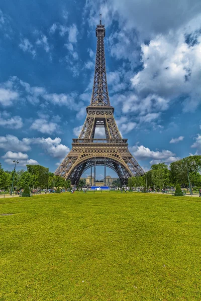 Torn eiffel avsluta sina trädgårdar — Stockfoto