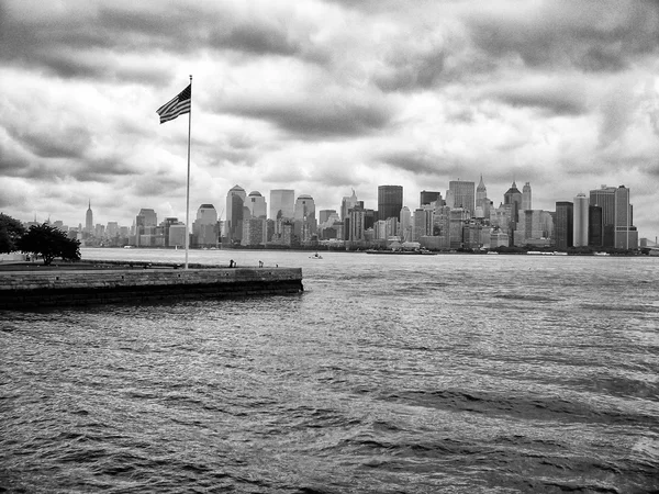 USA vlajka v pozadí panorama Manhattanu — Stock fotografie