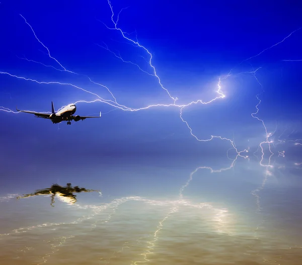 Silhouet van vliegtuig met een prachtige lucht — Stockfoto