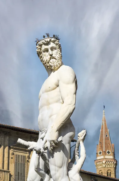 La estatua de Neptuno en la plaza della signoria de Florencia — Foto de Stock