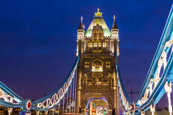 Schöner Blick auf die Turmbrücke bei Nacht — Stockfoto