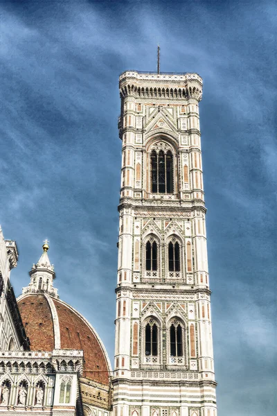 Schöner Blick auf den Turm der Kathedrale in Florenz — Stockfoto