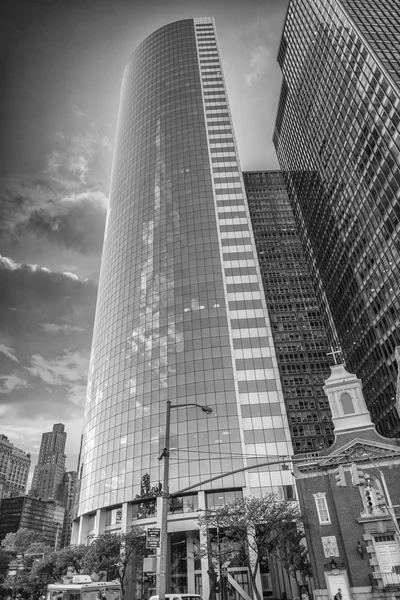 Schöne Aussicht auf den Wolkenkratzer in New York City — Stockfoto