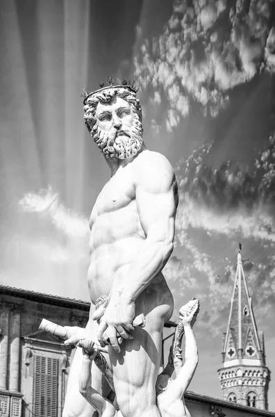 Het standbeeld van Neptunus in piazza della signoria in florence — Stockfoto