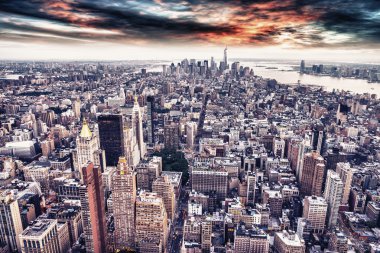 gün batımında Manhattan'ın aereal görünümü