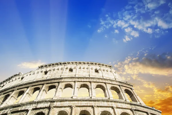 Bellissimo cielo sopra il colosseo di Roma — Foto Stock