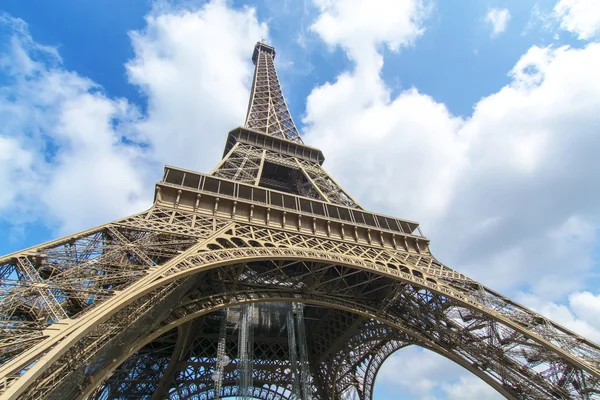 De Eiffeltoren van onderen — Stockfoto