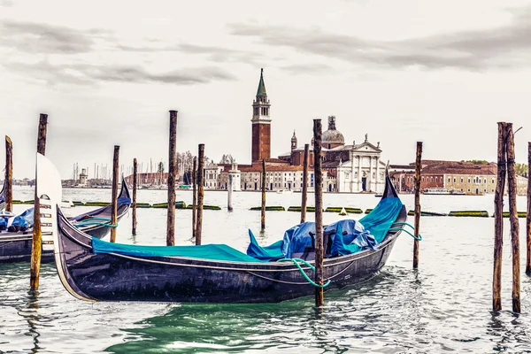 Гондола на заднем плане Церковь Святого Георгия в Венеции — стоковое фото