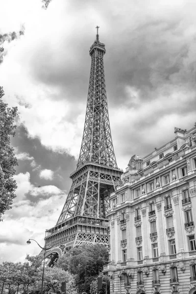 Башня и здание в Париже — стоковое фото