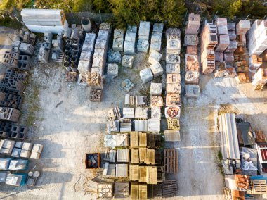 İnşaat malzemeleri deposunun insansız hava aracı görüntüsü.
