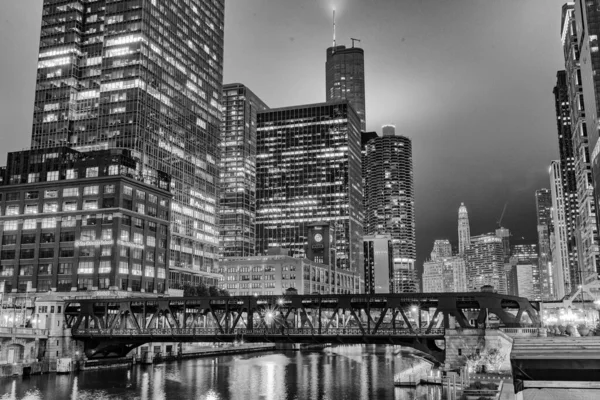 Gece Vakti Köprü Gökdelenlerle Chicago Nun Güzel Manzarası — Stok fotoğraf