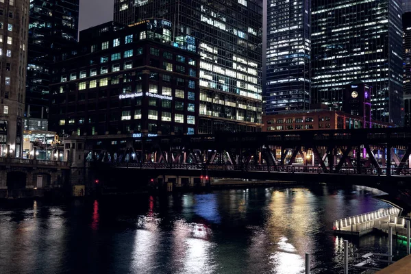 Gyönyörű Kilátás Chicago Város Híddal Felhőkarcolók Éjszaka — Stock Fotó