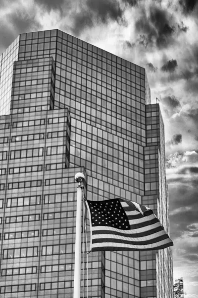 Флаг Соединенных Штатов Америки Развевается Среди Небоскребов Манхэттена — стоковое фото