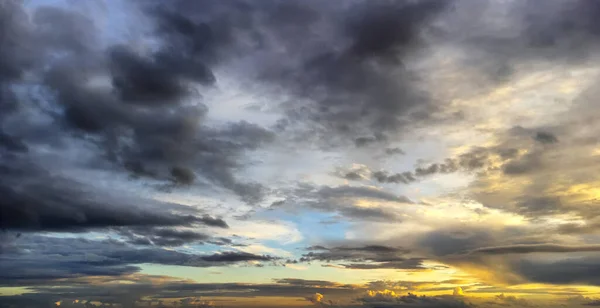 Schöne Aussicht Auf Himmel Und Wolken Bei Sonnenuntergang — Stockfoto