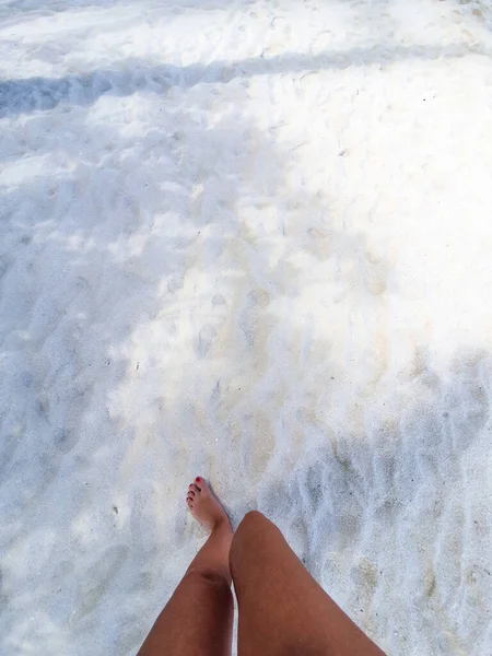 Πόδια Γυναίκας Χρωματιστά Νύχια Ποδοπατούν Λευκή Παραλία Των Μαλδίβων — Φωτογραφία Αρχείου