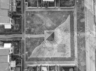 İHA 'dan hava görüntüsü binalar arasında küçük bir açık hava parkı.