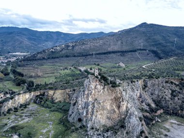 İtalya, Toskana 'da küçük bir tepenin uçurumundaki antik bir kulenin havadan görünüşü.