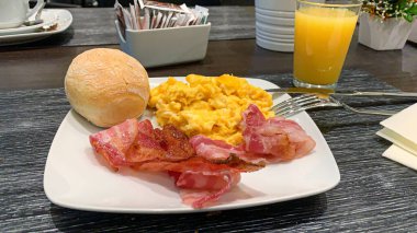 Pastırmalı, sosisli, domatesli ve peynirli kahvaltı