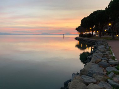 Trasimeno Gölü üzerinde güzel bir gün batımı, Umbria, İtalya.