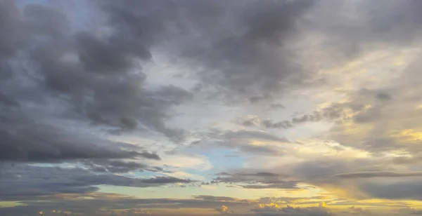 Schöne Aussicht Auf Himmel Und Wolken Bei Sonnenuntergang — Stockfoto