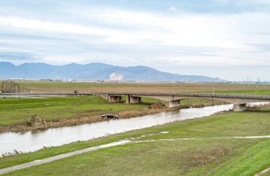Güzel bir arka planı olan küçük bir dronun havadan görüntüsü.
