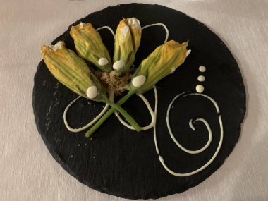 Siyah taş tabakta nasır şeklinde leziz pastanın yakın plan görüntüsü.