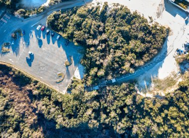 İtalya, Toskana sahilinin yakınındaki ağaçların arasına park ediyorum..