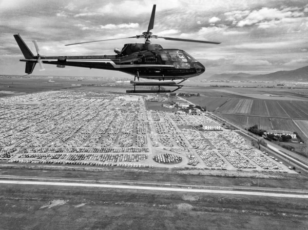 Hubschrauberflug Über Abgestelltem Zollauto — Stockfoto