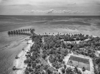 Maldivler 'deki bir turist köyünün insansız hava aracı görüntüsü..