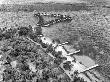 Sudaki bungalovların insansız hava aracı, maldivlerdeki turist köyü..