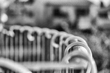 Noel ışıkları, evin terasında süslemeler..