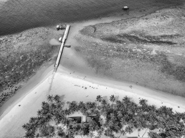 Limandaki bir konteynır deposunun hava görüntüsü.