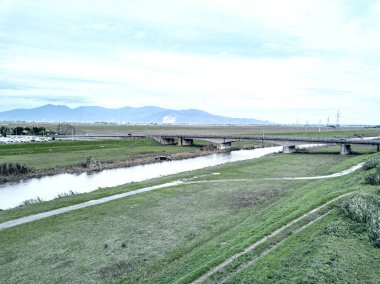 Güzel bir arka planı olan küçük bir dronun havadan görüntüsü.