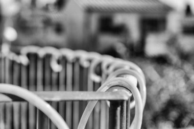 Noel ışıkları, evin terasında süslemeler..