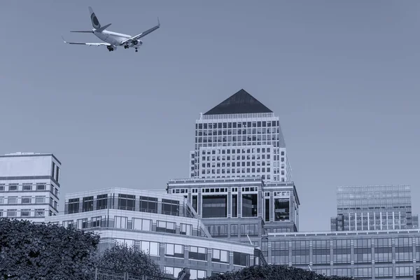 Airplane Canary Wharf — Stock Photo, Image