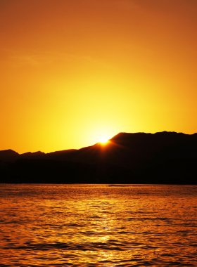 denizin üzerinde parlak düşüş