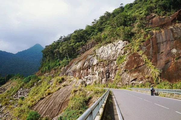 The road in mountains (serpentine) against the sky — Stock Photo, Image