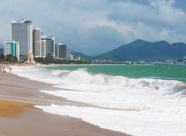 Mavi gökyüzü ve gökdelenler karşı plaj. Vietnam. Nha trang