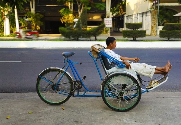 Rickshaw waiting customer on a city street. Vietnam. — Stock Photo, Image