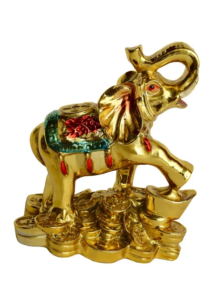 La statuetta isolata di un elefante in piedi su monete d'oro su — Foto Stock
